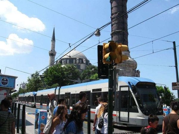 トルコ・イスタンブール「2010年 イスタンブル　1泊2日。好調な経済と伝統的な町並みのバランスを見た」の写真：近代的なトラムと旧市街が見事にマッチしてます。