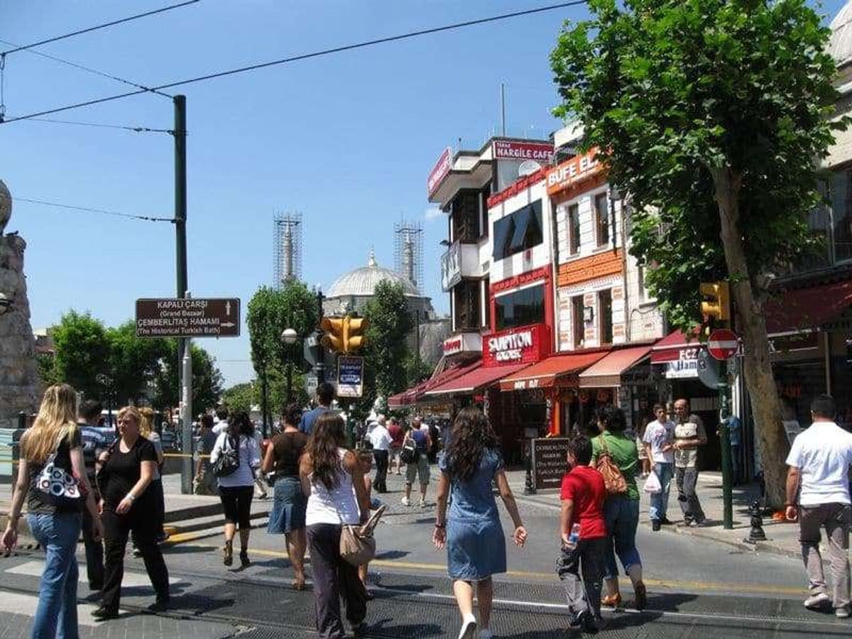 近代的なトラムと旧市街が見事にマッチしてます。