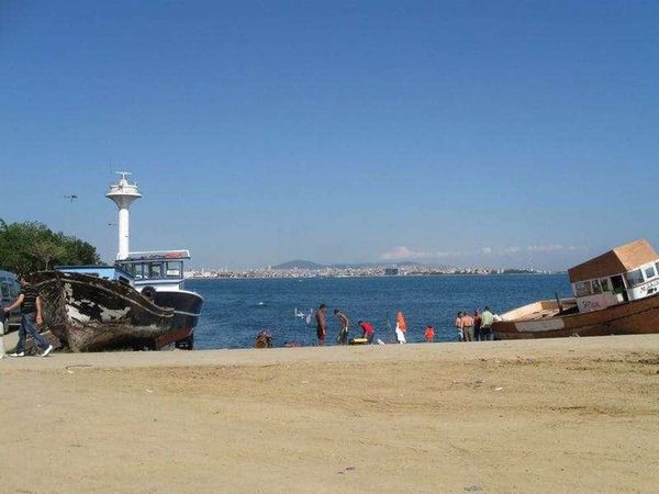 トルコ・イスタンブール「2010年 イスタンブル　1泊2日。好調な経済と伝統的な町並みのバランスを見た」の写真：イスタンブルの南岸、マルマラ海に面した公園