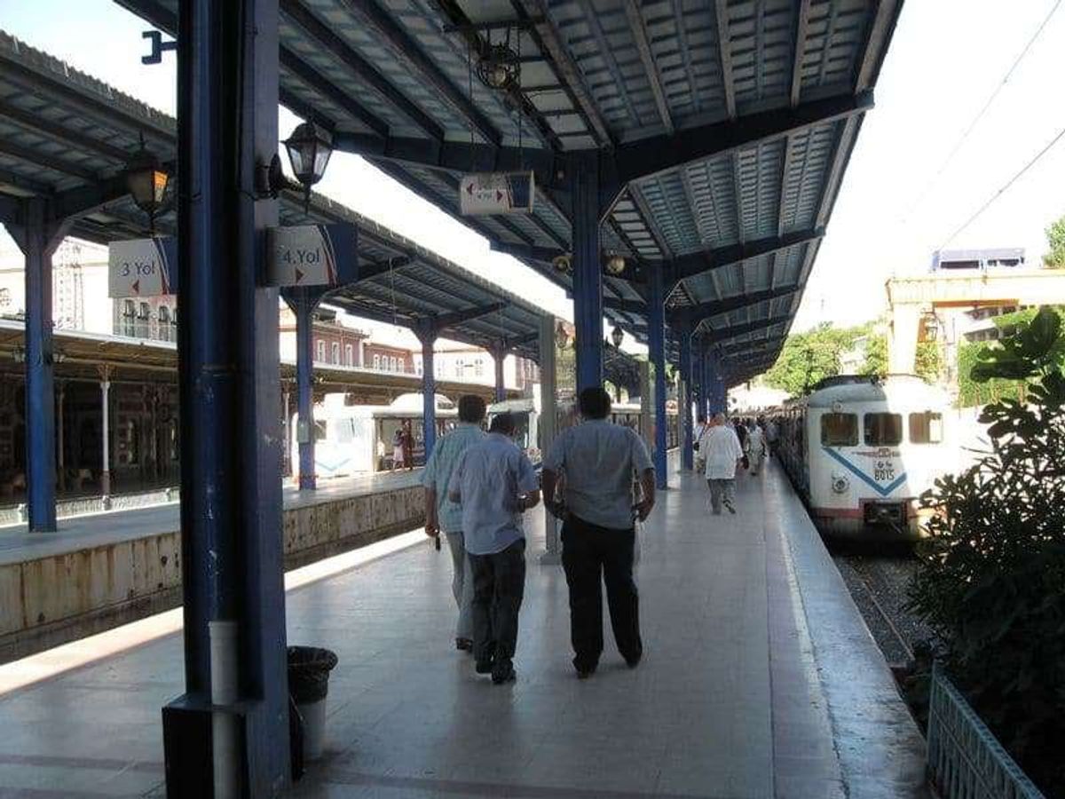地元の人しか乗らない近郊電車に乗る。ただそれだけなのです。
このシルケジ駅...