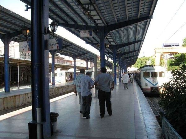 トルコ・イスタンブール「2010年 イスタンブル　1泊2日。好調な経済と伝統的な町並みのバランスを見た」の写真：地元の人しか乗らない近郊電車に乗る。ただ...