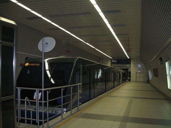 トルコ・イスタンブール「2010年 イスタンブル　1泊2日。好調な経済と伝統的な町並みのバランスを見た」の写真：地下ケーブルカーで丘に上がります。本当に...