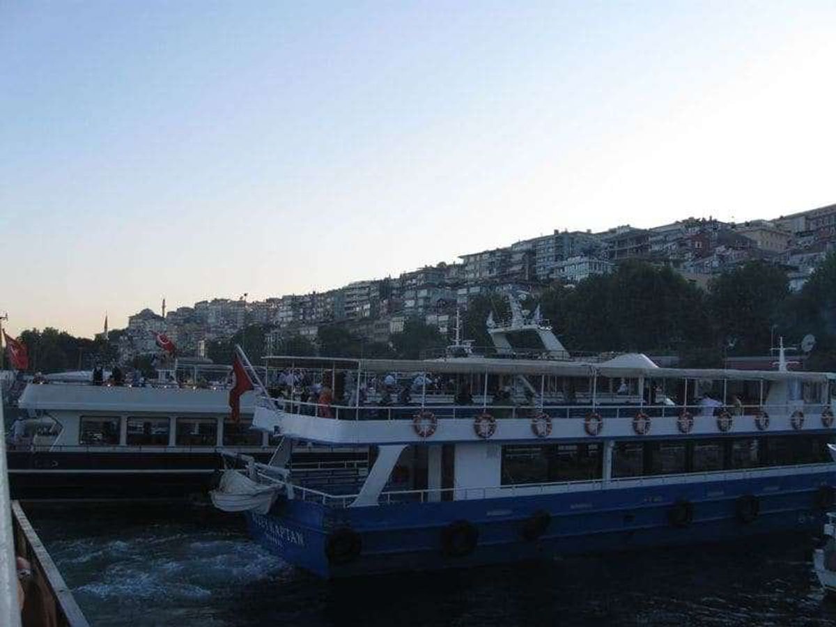 ボスポラス海峡を行き来する船着場。