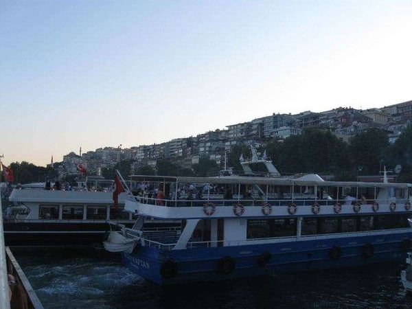 トルコ・イスタンブール「2010年 イスタンブル　1泊2日。好調な経済と伝統的な町並みのバランスを見た」の写真：ボスポラス海峡を行き来する船着場。