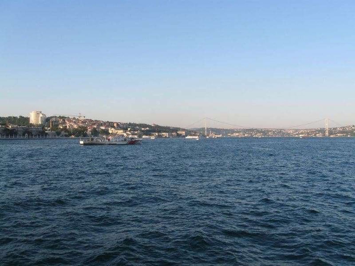 ボスポラス海峡を行き来する船着場。