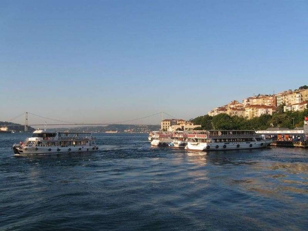 ボスポラス海峡を行き来する船着場。
