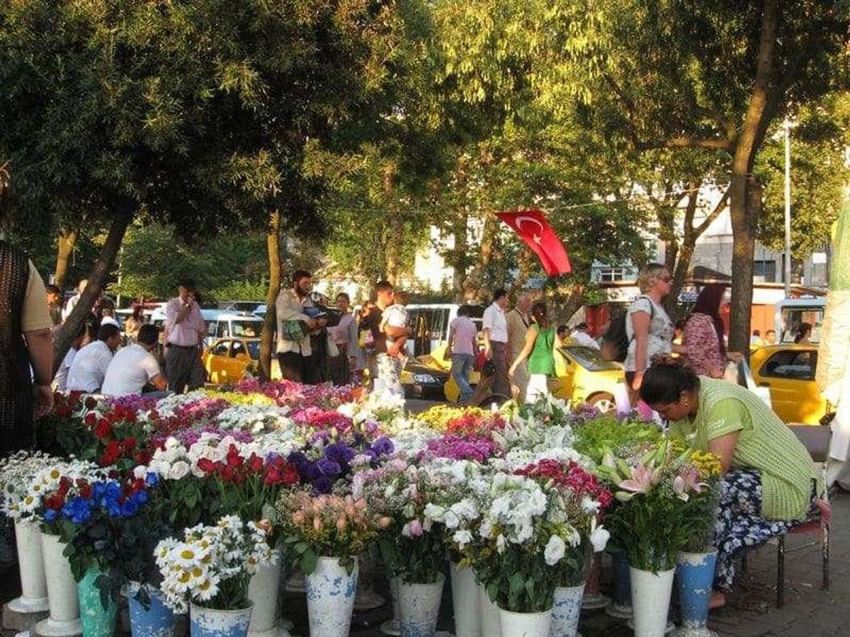 アジア側の港の花売り。