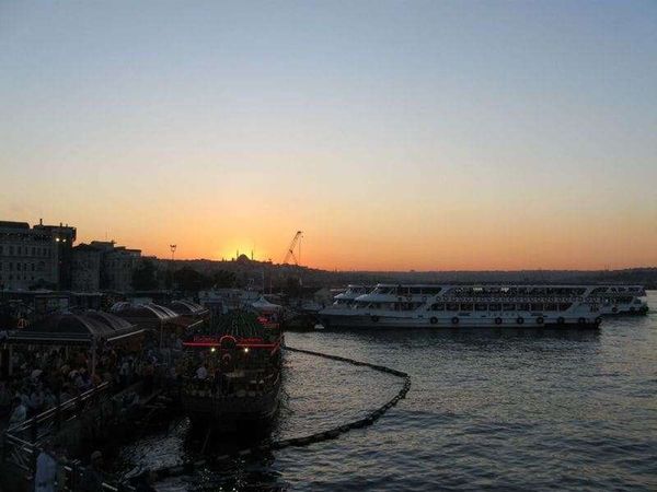 トルコ・イスタンブール「2010年 イスタンブル　1泊2日。好調な経済と伝統的な町並みのバランスを見た」の写真：金角湾に留まる船。
ガラタ橋より望む。