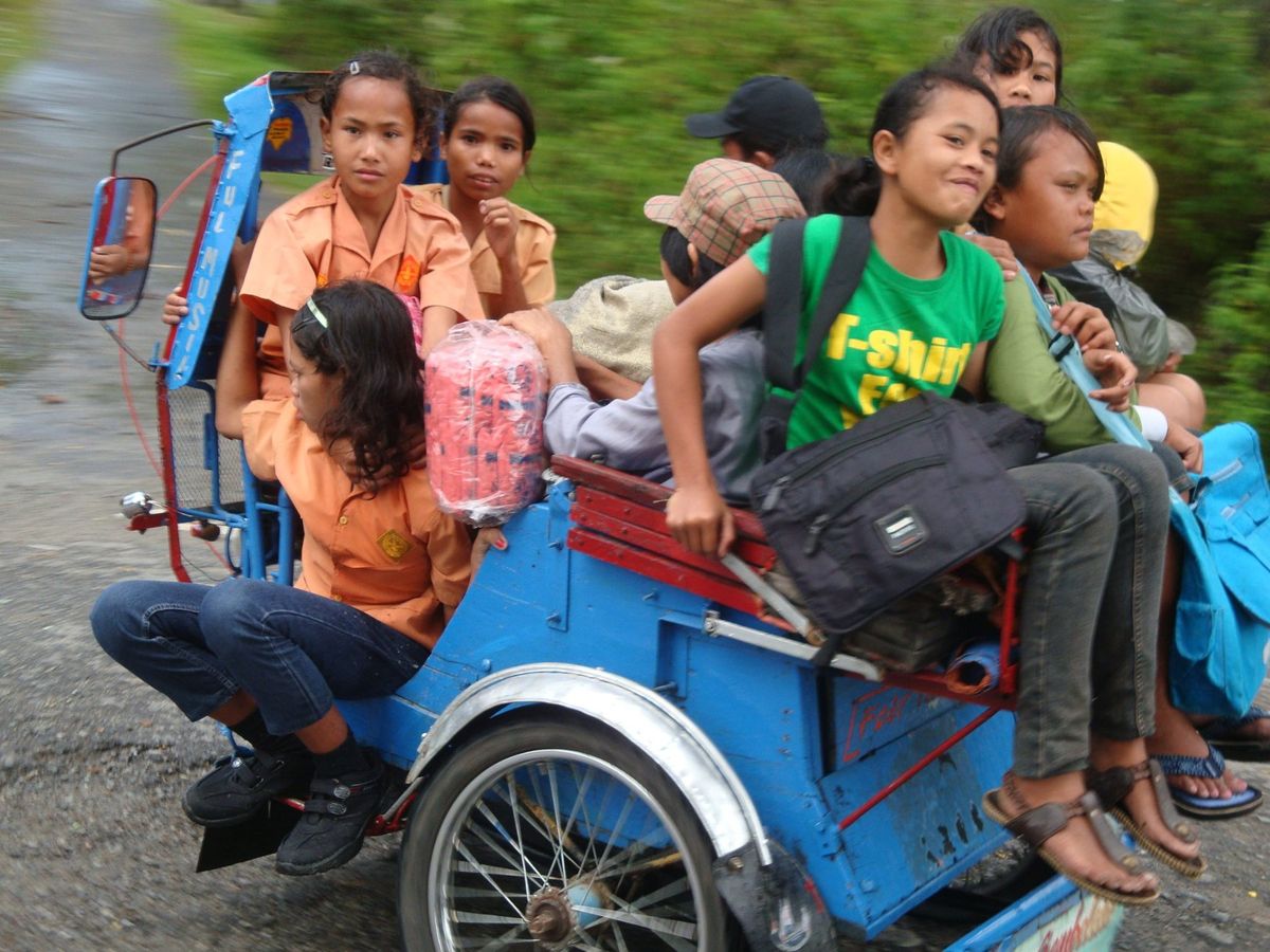 サモシール島バイクでラウンド。道がやばすぎて一周するのに半日以上かかったな...