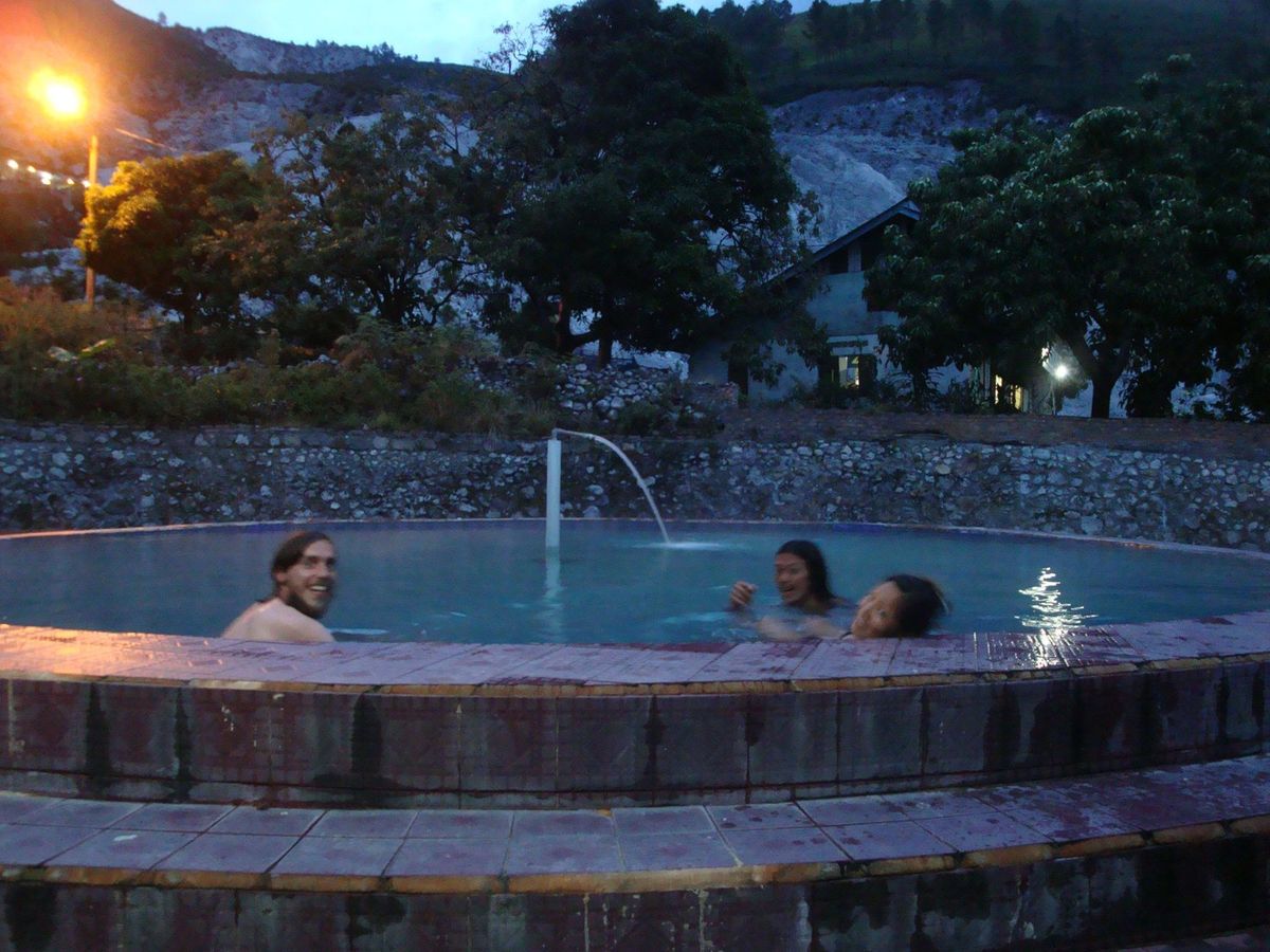 サモシール島バイクでラウンド。道がやばすぎて一周するのに半日以上かかったな...