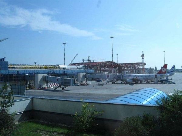 ルーマニア・ブカレスト「2010年 ルーマニア　ブカレスト訪問　チャウシェスクの落とし子　1989年共産主義独裁政権打倒」の写真：増築中のブカレストの空港。
2007年E...