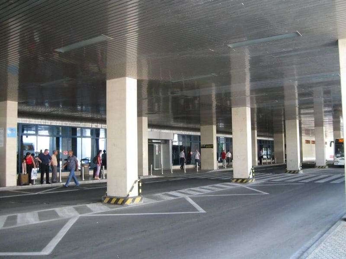 空港の到着ゲート。非常に不便。案内も不親切。