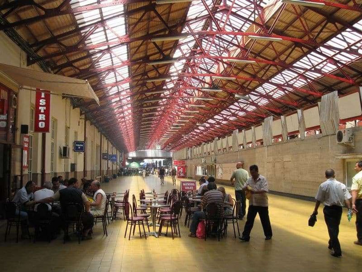 ブカレストノルド駅
駅で夜行の切符を買う時、
１人の駅員は「tomorro...