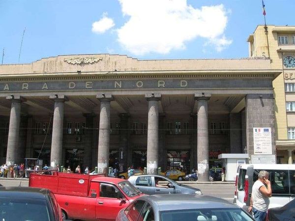 ルーマニア・ブカレスト「2010年 ルーマニア　ブカレスト訪問　チャウシェスクの落とし子　1989年共産主義独裁政権打倒」の写真：ブカレストノルド駅前。治安はあまりよくな...