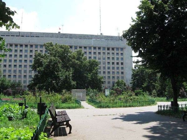 ルーマニア・ブカレスト「2010年 ルーマニア　ブカレスト訪問　チャウシェスクの落とし子　1989年共産主義独裁政権打倒」の写真：駅前のすたれた公園。朝から靴も履いていな...