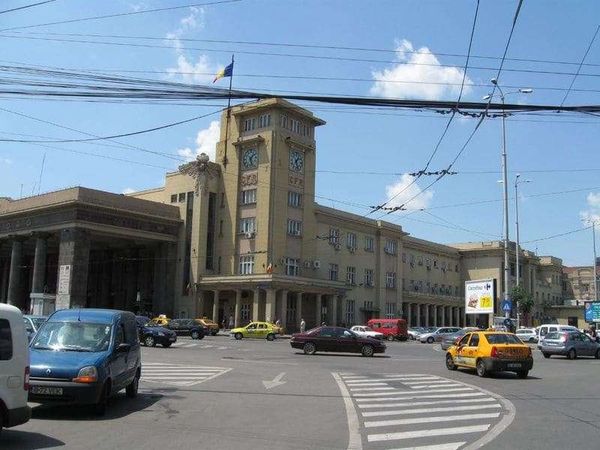 ルーマニア・ブカレスト「2010年 ルーマニア　ブカレスト訪問　チャウシェスクの落とし子　1989年共産主義独裁政権打倒」の写真：外からの駅の眺め
ここは非常に治安が悪い...