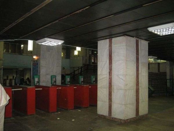 ルーマニア・ブカレスト「2010年 ルーマニア　ブカレスト訪問　チャウシェスクの落とし子　1989年共産主義独裁政権打倒」の写真：メトロ構内
時刻表はなく、先の列車が出発...