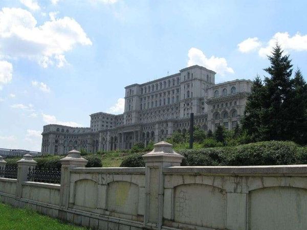 ルーマニア・ブカレスト「2010年 ルーマニア　ブカレスト訪問　チャウシェスクの落とし子　1989年共産主義独裁政権打倒」の写真：独裁者チャスシェスクの遺産、国民の館
ベ...