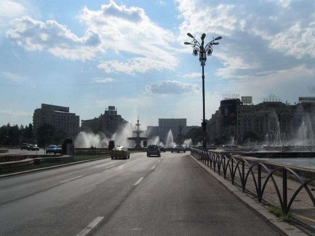 大通りから国民の館を望む