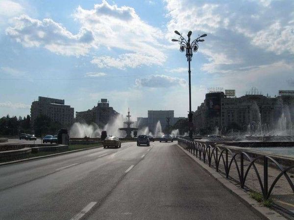 ルーマニア・ブカレスト「2010年 ルーマニア　ブカレスト訪問　チャウシェスクの落とし子　1989年共産主義独裁政権打倒」の写真：大通りから国民の館を望む