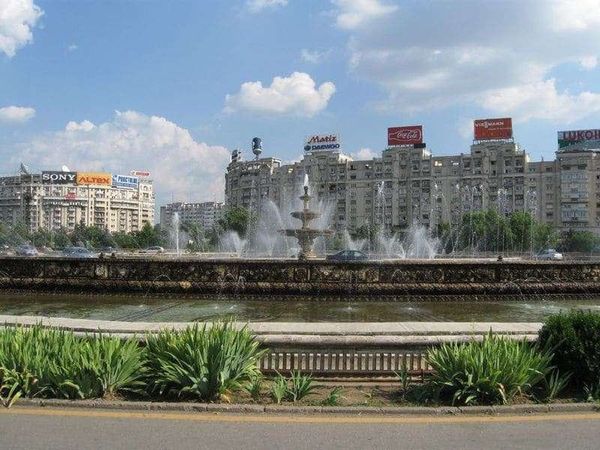 ルーマニア・ブカレスト「2010年 ルーマニア　ブカレスト訪問　チャウシェスクの落とし子　1989年共産主義独裁政権打倒」の写真：ウニリイ広場