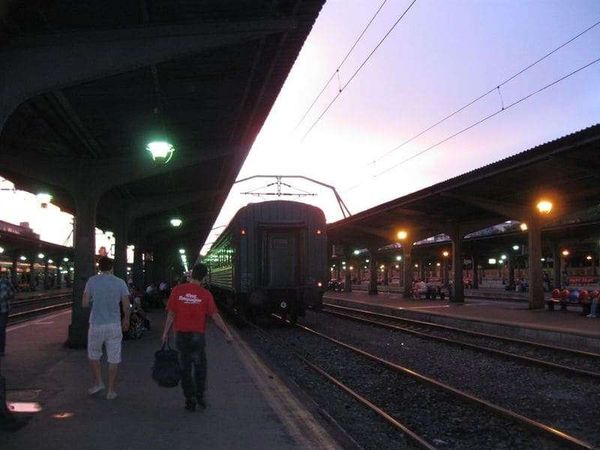 ルーマニア・ブカレスト「2010年 ルーマニア　ブカレスト訪問　チャウシェスクの落とし子　1989年共産主義独裁政権打倒」の写真：モルドバ行きの夜行に乗ります