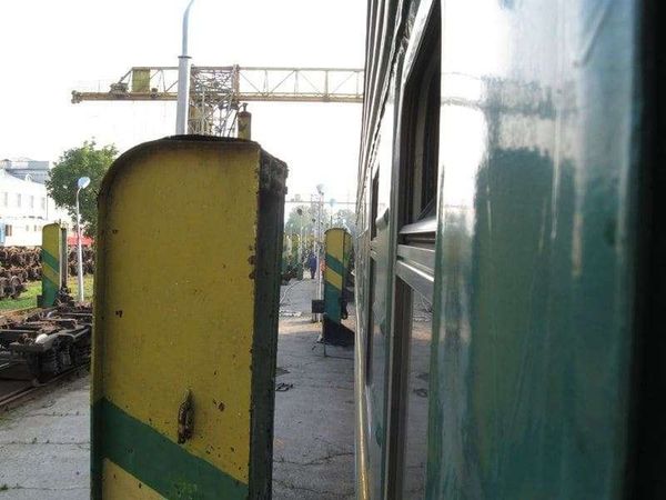 ルーマニア・ブカレスト「2010年 ルーマニア　ブカレスト訪問　チャウシェスクの落とし子　1989年共産主義独裁政権打倒」の写真：モルドバとの国境
旧ソ連は線路の幅が広い...