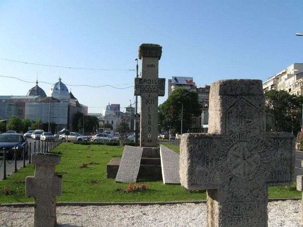 ルーマニア・ブカレスト「2010年 ルーマニア　ブカレスト訪問　チャウシェスクの落とし子　1989年共産主義独裁政権打倒」の写真：1989年革命のモニュメント