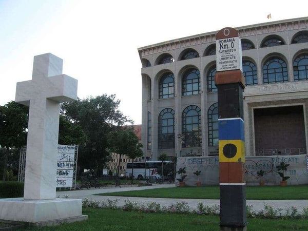 ルーマニア・ブカレスト「2010年 ルーマニア　ブカレスト訪問　チャウシェスクの落とし子　1989年共産主義独裁政権打倒」の写真：国立劇場と1989年革命のモニュメント