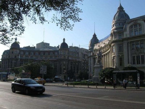 ルーマニア・ブカレスト「2010年 ルーマニア　ブカレスト訪問　チャウシェスクの落とし子　1989年共産主義独裁政権打倒」の写真：市内の美しい建物