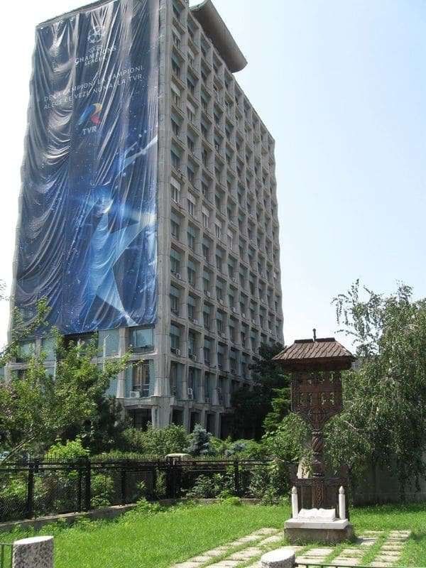 ルーマニア・ブカレスト「2010年 ルーマニア　ブカレスト訪問　チャウシェスクの落とし子　1989年共産主義独裁政権打倒」の写真：反政府勢力が始めに押さえたテレビ局とテレ...