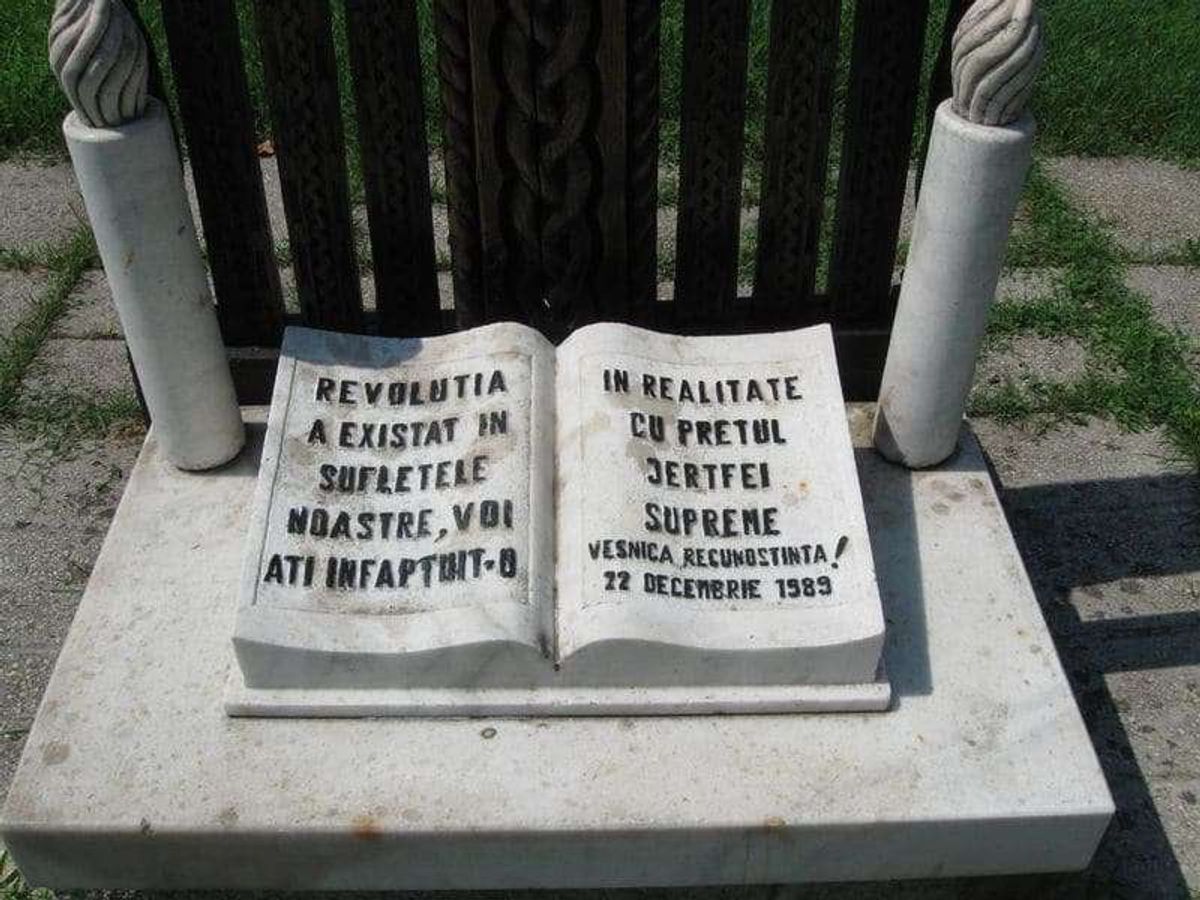 反政府勢力が始めに押さえたテレビ局とテレビ局前にある革命モニュメント