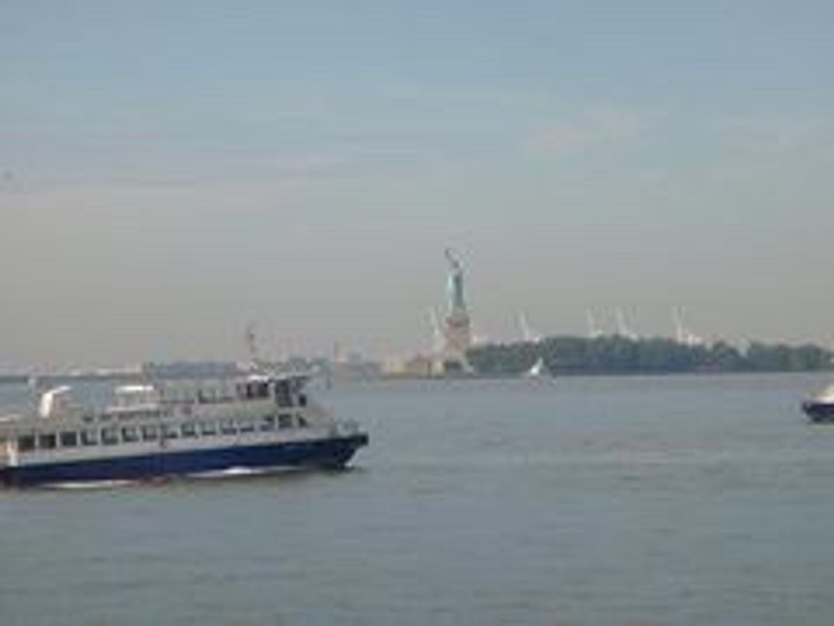 フェリーに乗ってリバティ島へ。
自由の女神に近付く。