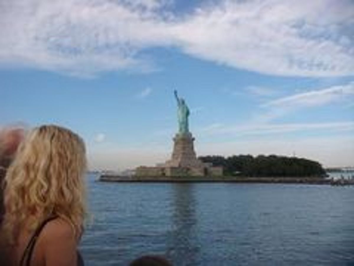 フェリーに乗ってリバティ島へ。
自由の女神に近付く。