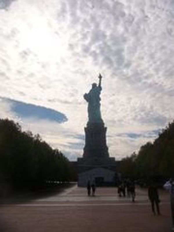 アメリカ(米国)・ニューヨーク「ボイスレッスンinハーレム」の写真：リバティ島上陸。
女神の後ろ側から入場。