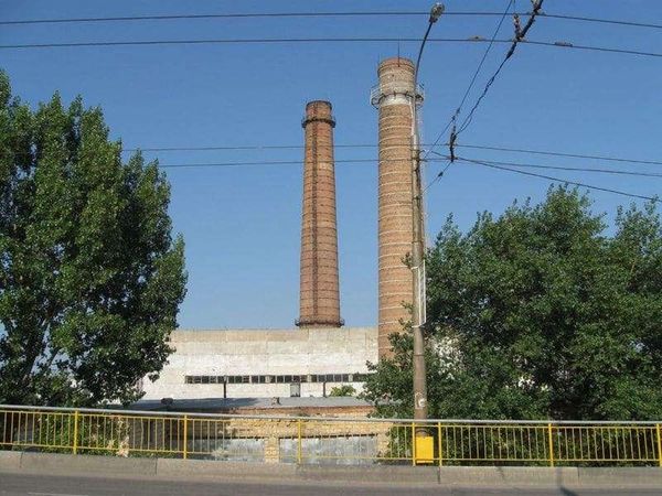 モルドバ共和国・ティラスポリ「2010年 沿ドニエストル共和国 地図にない国 ロシアよりもソ連、ソ連の核兵器が眠る国、日帰り入国」の写真:工場もソ連時代から時間が止まったかかのよ...