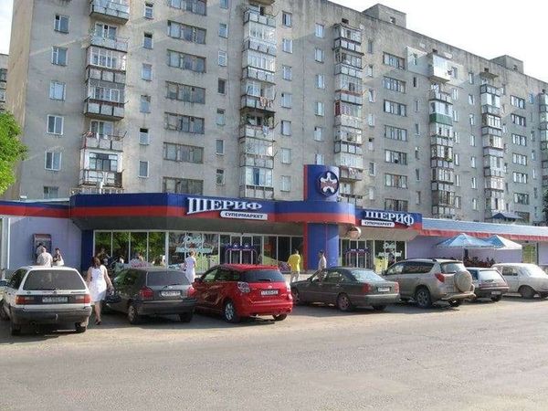 モルドバ共和国・ティラスポリ「2010年 沿ドニエストル共和国 地図にない国 ロシアよりもソ連、ソ連の核兵器が眠る国、日帰り入国」の写真:団地と1階がスーパーマーケット