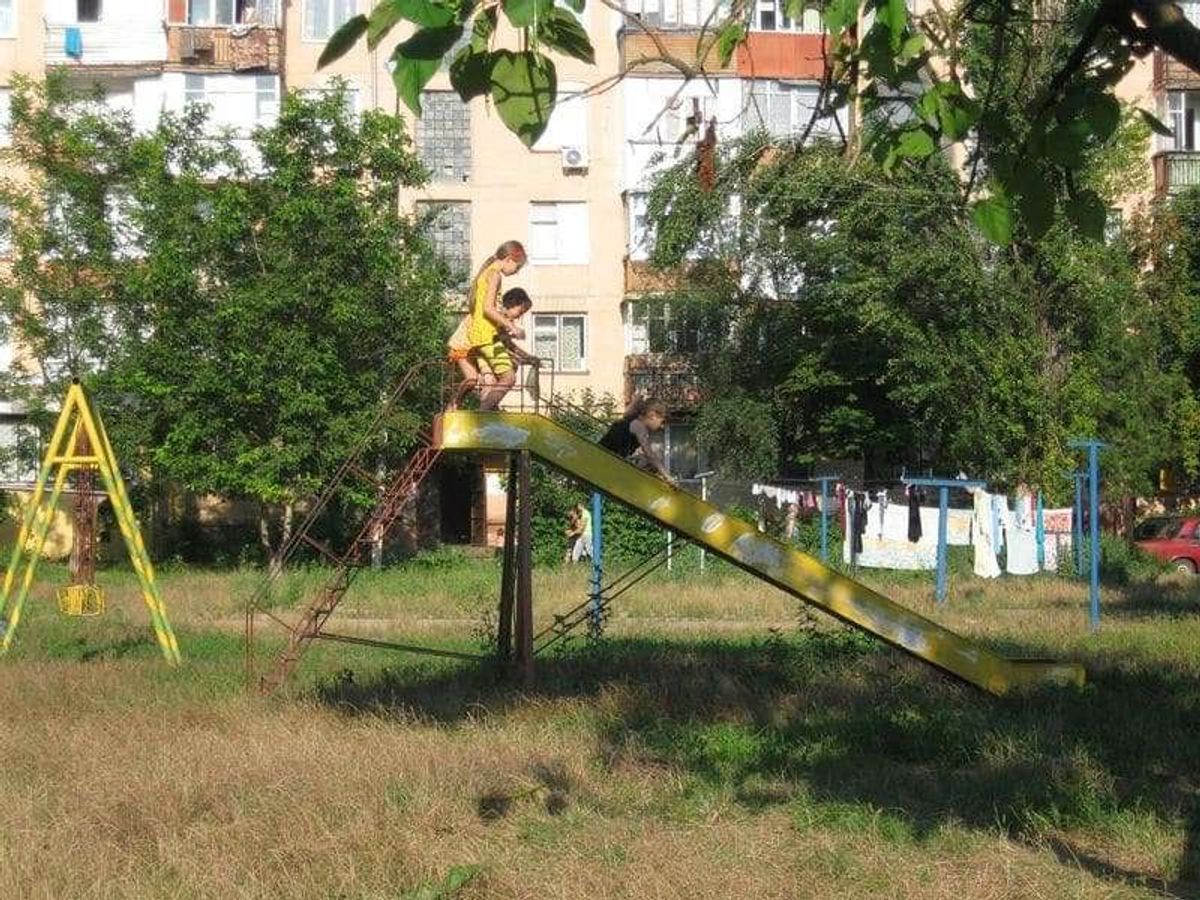 団地内の公園で遊ぶ女の子達
もちろんこの国しか知らないでしょう。
この国に...