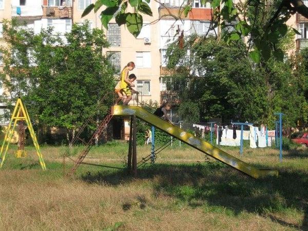 モルドバ共和国・ティラスポリ「2010年 沿ドニエストル共和国 地図にない国 ロシアよりもソ連、ソ連の核兵器が眠る国、日帰り入国」の写真:団地内の公園で遊ぶ女の子達
もちろんこの...