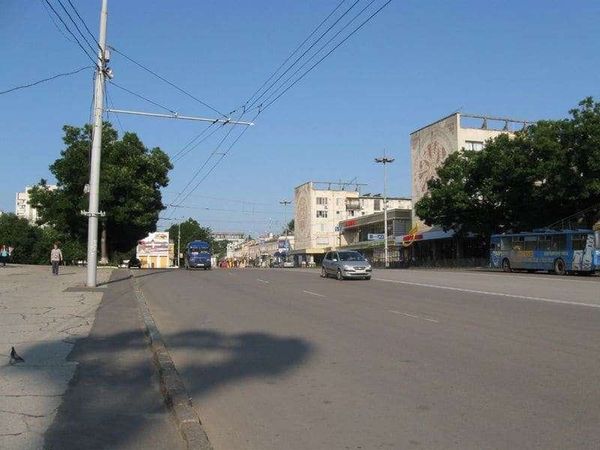 モルドバ共和国・ティラスポリ「2010年 沿ドニエストル共和国 地図にない国 ロシアよりもソ連、ソ連の核兵器が眠る国、日帰り入国」の写真:右手にトロリーバス、左手にミニバスが走っ...