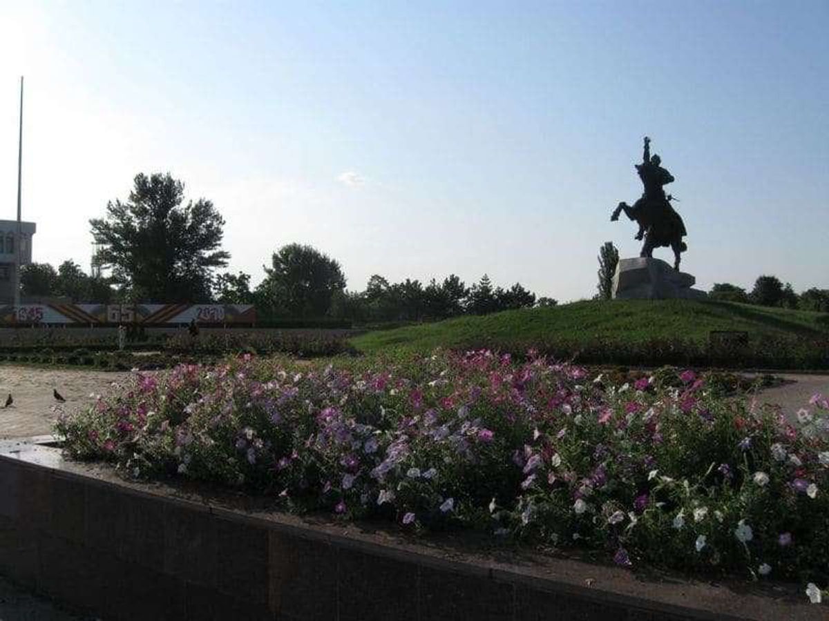 右手にトロリーバス、左手にミニバスが走っています。
交通機関はちゃんと機能...