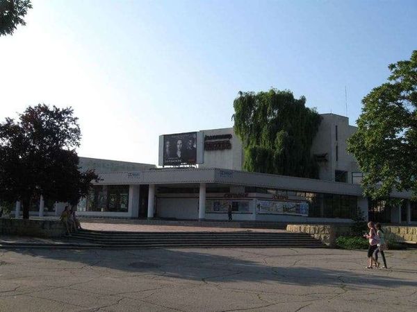 モルドバ共和国・ティラスポリ「2010年 沿ドニエストル共和国 地図にない国 ロシアよりもソ連、ソ連の核兵器が眠る国、日帰り入国」の写真:映画館などアミューズメント施設。
爆音で...