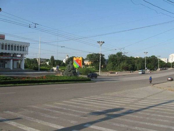 モルドバ共和国・ティラスポリ「2010年 沿ドニエストル共和国 地図にない国 ロシアよりもソ連、ソ連の核兵器が眠る国、日帰り入国」の写真:タンクモニュメントから見たメインストリー...