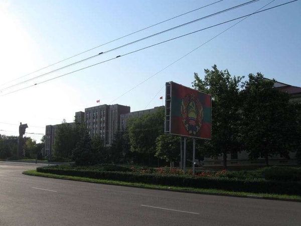 モルドバ共和国・ティラスポリ「2010年 沿ドニエストル共和国 地図にない国 ロシアよりもソ連、ソ連の核兵器が眠る国、日帰り入国」の写真:政府庁舎ビルとレーニン