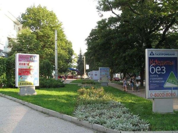 モルドバ共和国・ティラスポリ「2010年 沿ドニエストル共和国 地図にない国 ロシアよりもソ連、ソ連の核兵器が眠る国、日帰り入国」の写真:意外といろんな外資企業の広告が見受けられ...