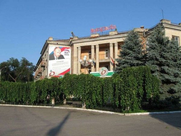 モルドバ共和国・ティラスポリ「2010年 沿ドニエストル共和国 地図にない国 ロシアよりもソ連、ソ連の核兵器が眠る国、日帰り入国」の写真:いたるところにプーチンの写真があります。