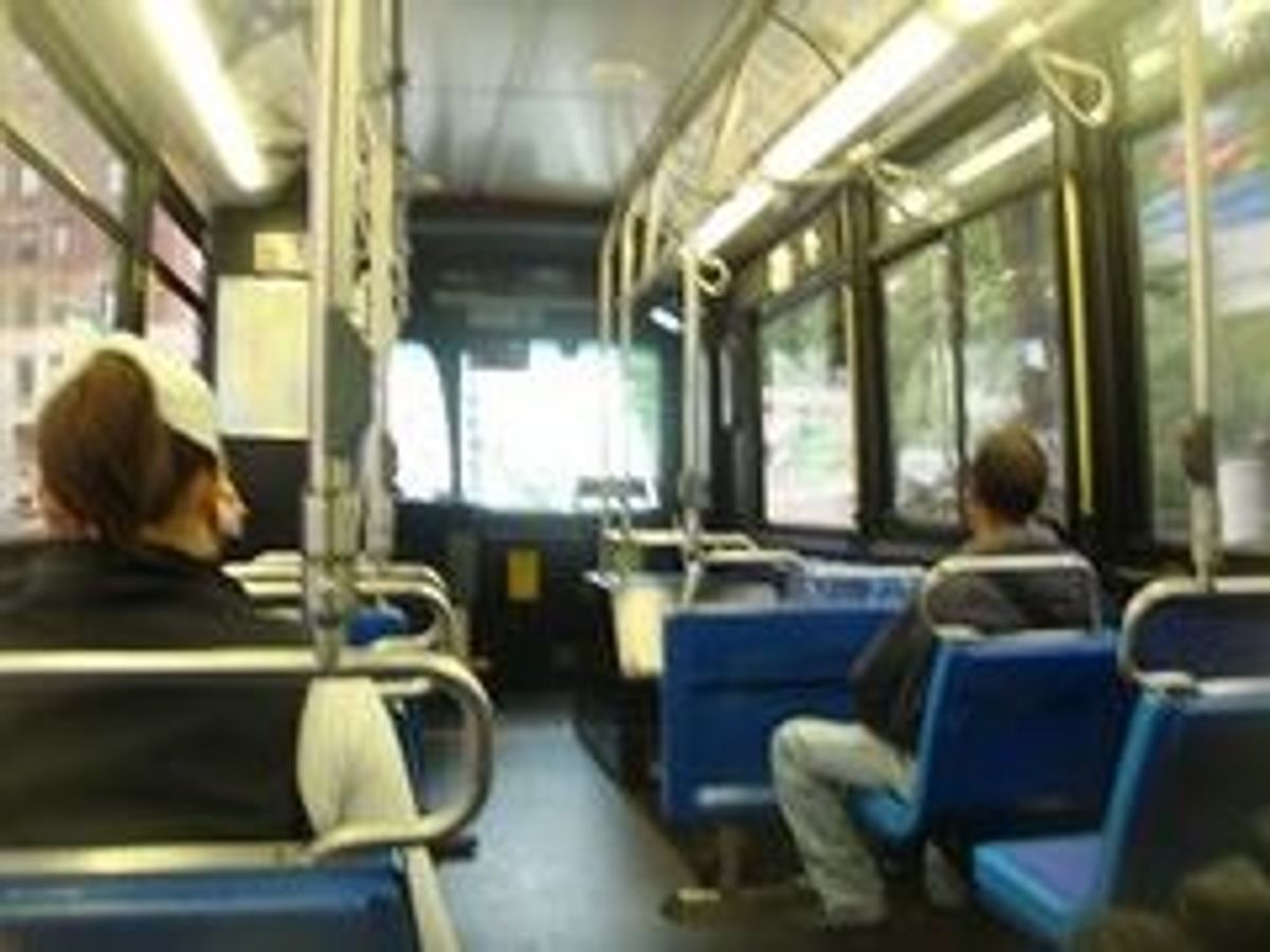 バスもよく利用した。
降車の際は、ドア付近の黄色のテープ部分に触れてドア...