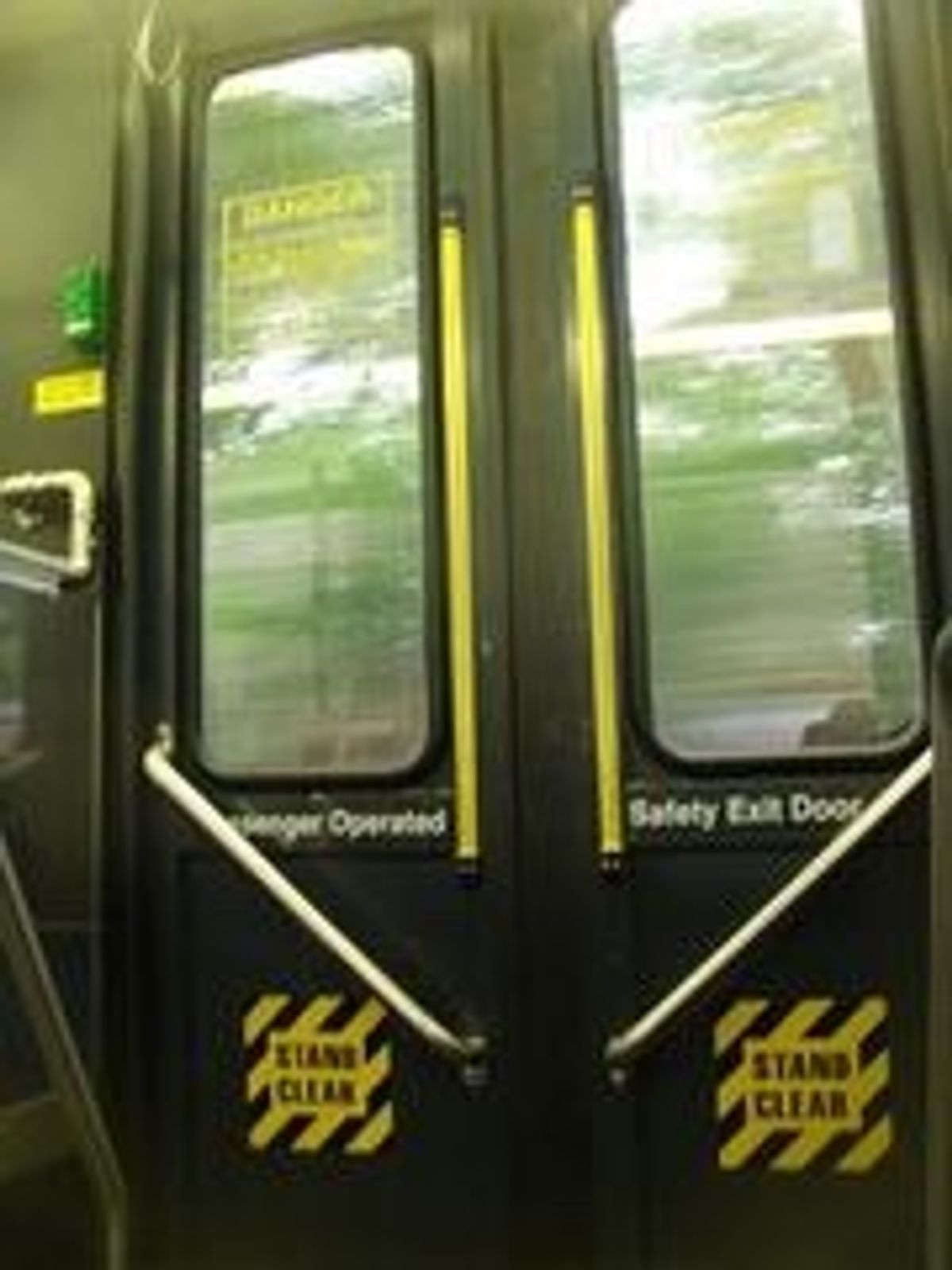 バスもよく利用した。
降車の際は、ドア付近の黄色のテープ部分に触れてドア...