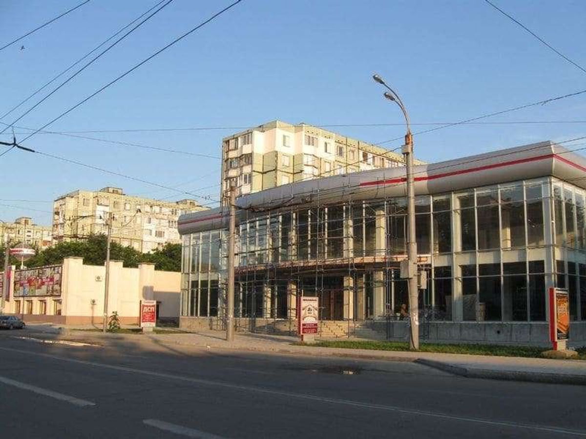 この建築中の建物は、、
MITSUBISHI自動車のディーラーのように見え...