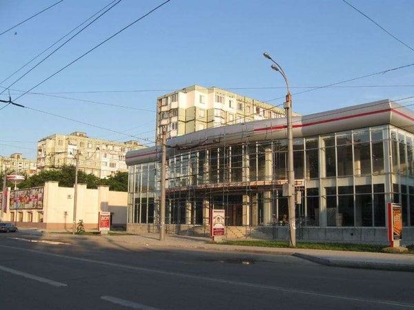 モルドバ共和国・ティラスポリ「2010年 沿ドニエストル共和国 地図にない国 ロシアよりもソ連、ソ連の核兵器が眠る国、日帰り入国」の写真:この建築中の建物は、、
MITSUBIS...